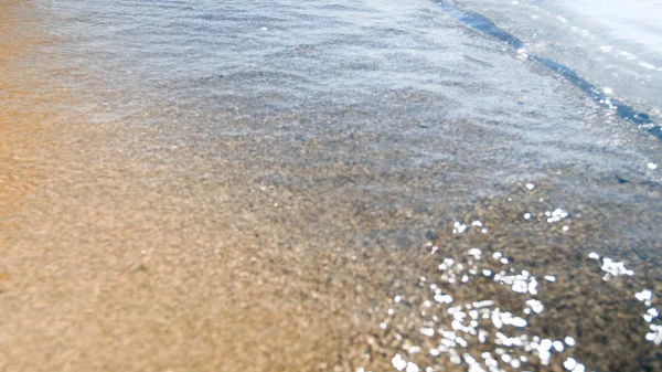 Homályos fotó nyugodt tenger a homokos tengerparton brught napsütéses nap — Stock Fotó