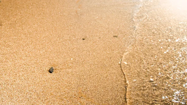 Makroekonomická fotografie klidné mořské vlny přetékající hůlkou na pláži — Stock fotografie