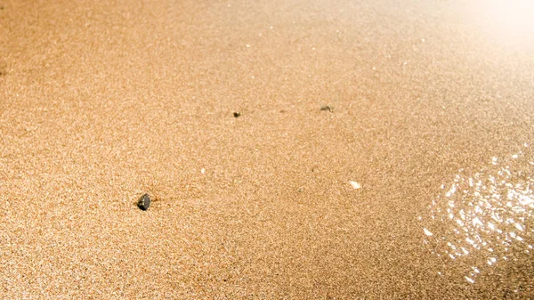 Closeup abstraktní obraz mokrého písku a klidné moře na pláži — Stock fotografie