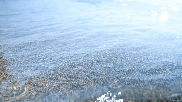 Primo piano fuori fuoco immagine astratta di ondulazioni blu mare rotolamento nella giornata di sole — Foto Stock