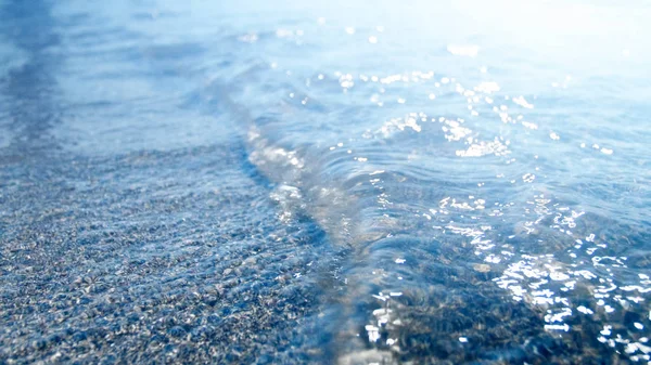 Schönes Makrobild der fließenden ruhigen Meereswellen bei sonnigem Tag — Stockfoto