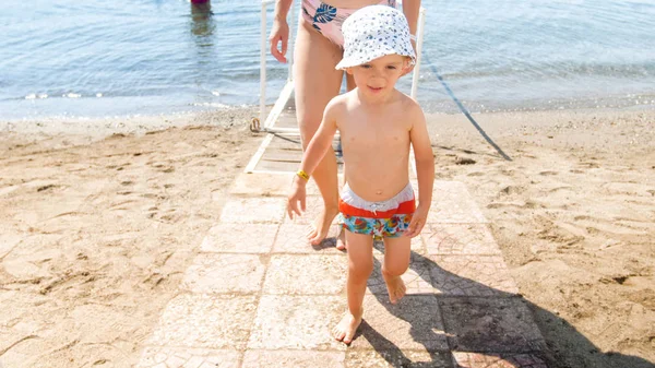 Happy dziecko chodzenie na plaży po kąpieli w morzu — Zdjęcie stockowe