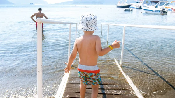 Cute 3 lat chłopiec maluch boi się chodzenia w morzu — Zdjęcie stockowe