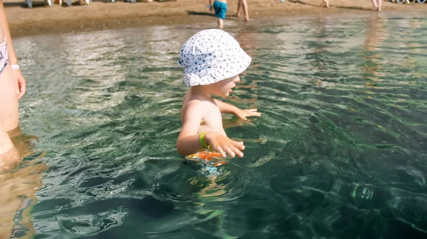 Küçük 3 yaşındaki çocuk deniz suyundan korkuyor — Stok fotoğraf