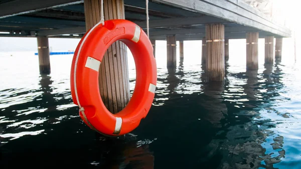 Närbild bild av livet ring för att spara drunknar människor på havet — Stockfoto