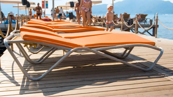 Photo rapprochée de chaises longues sur la plage de la mer à une journée ensoleillée — Photo