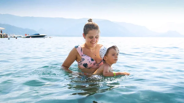 3-jähriger kleiner Junge lernt mit Mutter Schwimmen im Meer — Stockfoto