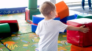 Yumuşak bloklar ile kapalı oyun oynamak sevimli yürümeye başlayan çocuk