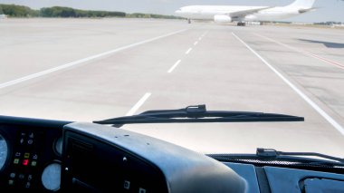 Uçuş öncesi havaalanı pistinde jet uçağına doğru giden yolcularla otobüs görüntüsü
