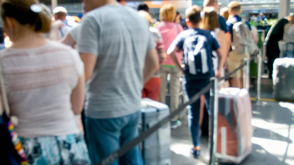 Imagem turva de pessoas à espera de voo no terminal do aeroporto — Fotografia de Stock