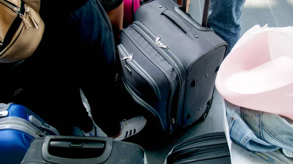 Image rapprochée de personnes avec des valises en attente d'un vol dans un terminal de l'aéroport — Photo