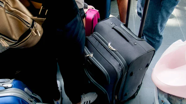 Photo rapprochée des valises et des sacs au sol lors de l'enregistrement dans le terminal de l'aéroport — Photo