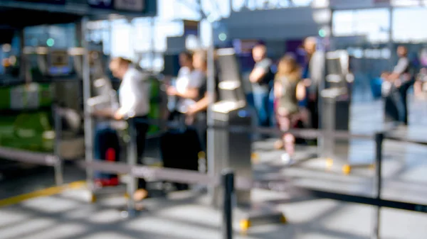 공항 터미널에서 항공편 체크인을 기다리는 사람들의 초점 이미지 — 스톡 사진