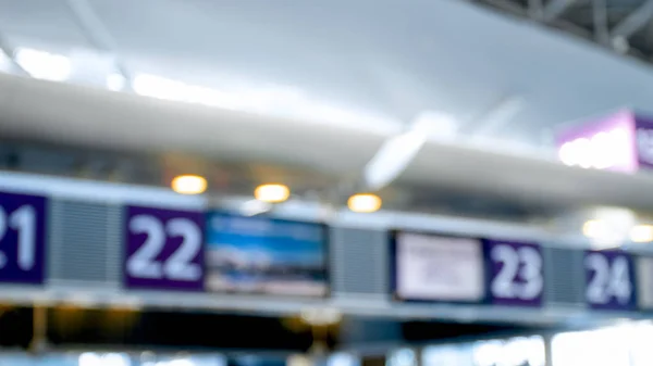 Unscharfes Foto von Displays am Flugsteig im Flughafenterminal — Stockfoto