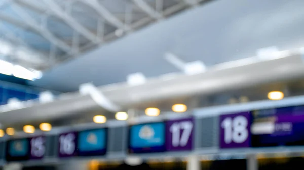 Imagem fora de foco da exibição na parte superior da zona de check-in de voo no terminal do aeroporto — Fotografia de Stock