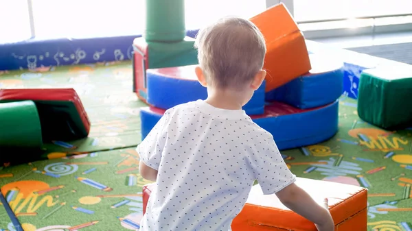 Närbild foto av liten pojke leker med stora mjuka block på Playground — Stockfoto