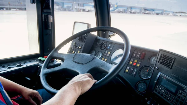 Widok z kabiny mężczyzny jazdy ciężkich ciężarówek na parkingu centrum kompleksowych — Zdjęcie stockowe