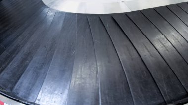 Modern terminalde bagaj talep hattında hareketli konveyör bandının yakın çekim görüntüsü