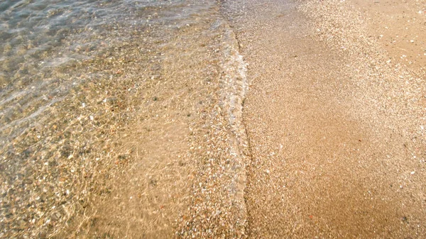 Macro imagen de mar tranquilo y playa de arena en un día soleado brillante —  Fotos de Stock