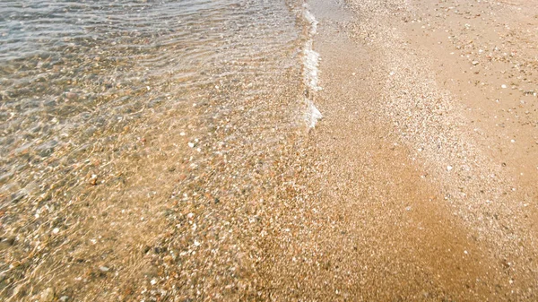 Макроизображение спокойного моря и песчаного пляжа в яркий солнечный день — стоковое фото