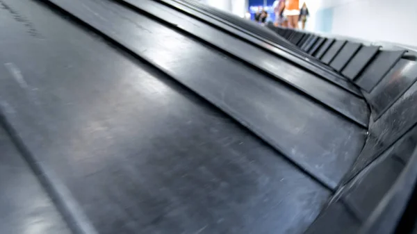 Photo rapprochée sur bande transporteuse pour bagages à l'aéroport moderne — Photo