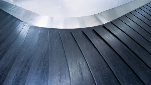 Image of empty conveyor belt at luggage claim line in airport terminal — Stock Photo, Image