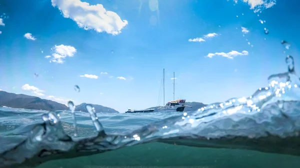 Foto de hermoso yate amarrado en el muelle del mar contra las montañas — Foto de Stock