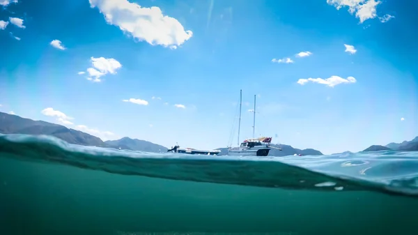 View from under the water of yacht floating in sea at bright sunny day — Stock Photo, Image