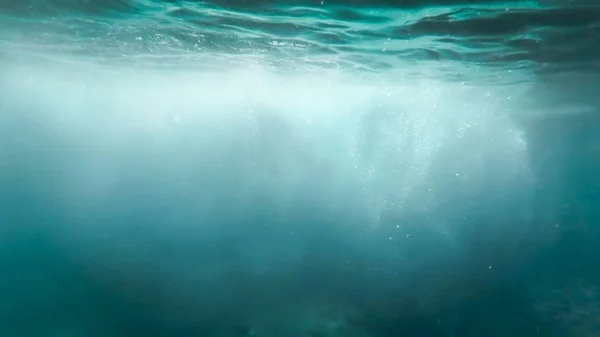 Abstrakcyjny wizerunek wielu pęcherzyków pływających w jasnej turkusowy Sesa wody — Zdjęcie stockowe
