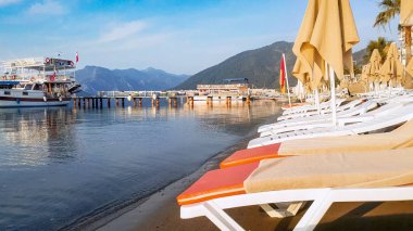 Gün batımında deniz plajında boş şezlonglar