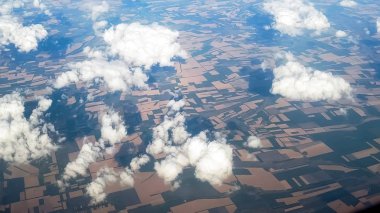 Alanlara bölünmüş zemindeki bulutların üzerinde görüntüle