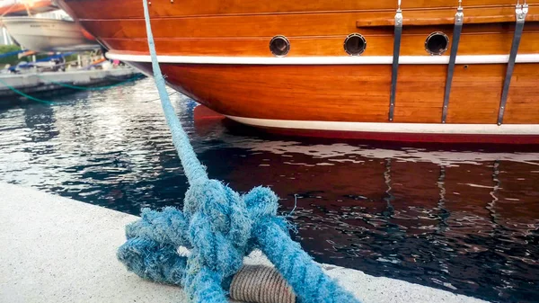 Närbild foto av gamla stora rep förtöjning historiskt träfartyg i hamn — Stockfoto