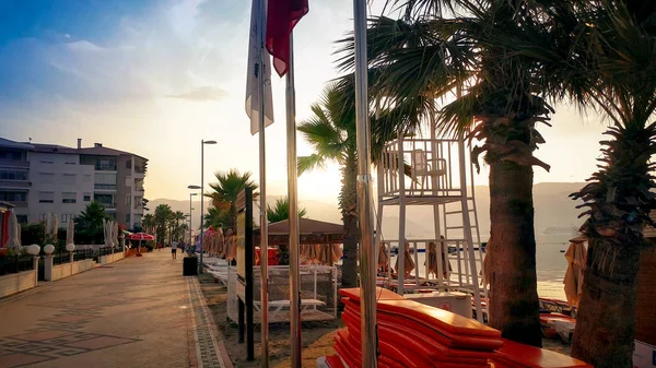 Imagen de paseo marítimo vacío contra el amanecer a primera hora de la mañana — Foto de Stock