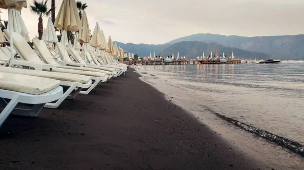 Plage de mer vide avec sable noir le soir — Photo
