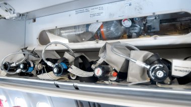 Yolcu uçağında acil durumlarda güvenlik sistemlerinin yakın çekim görüntüsü