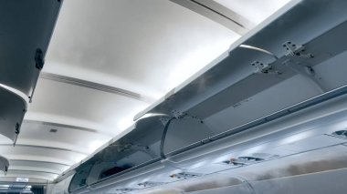 Yolcu uçağının tavanının altından akan soğuk buhar