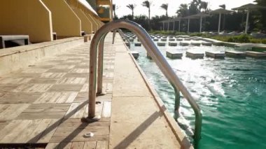 Açık yüzme havuzuna giden metal merdivenlerin 4k video
