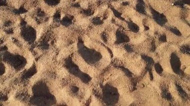 Kamera nın 4k güzel görüntüleri yukarı hareket ve kumlu plaj üzerinde deniz dalgaları ifşa