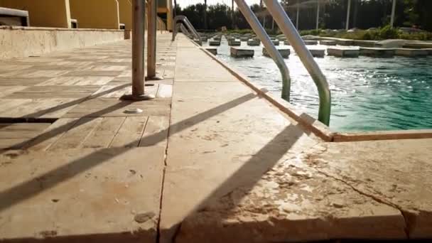4k відео басейну в пляжному готелі reosrt на заході сонця — стокове відео
