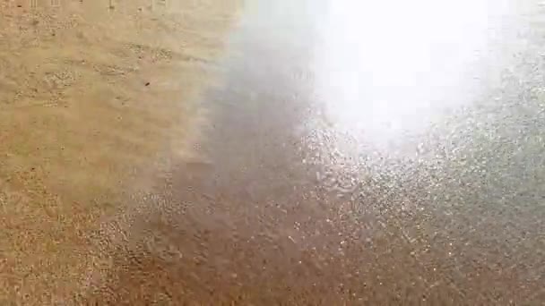 4k vídeo de câmera voando acima de ondas de mar calmas e areia na praia ao pôr do sol — Vídeo de Stock