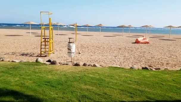 4k Video der Kamera bewegt sich entlang des leeren Strandes am Meer mit Feld für Volleyball bei strahlendem Sonnenschein — Stockvideo