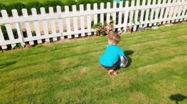 Th eplayground üzerinde futbol oynayan küçük yürümeye başlayan çocuk 4k görüntüleri ve bir gol