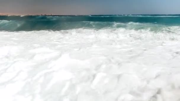 4k 视频滚动海浪在风天在海滩上 — 图库视频影像