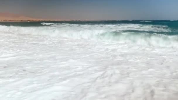 4k video de olas altas en el mar en el día ventoso — Vídeos de Stock
