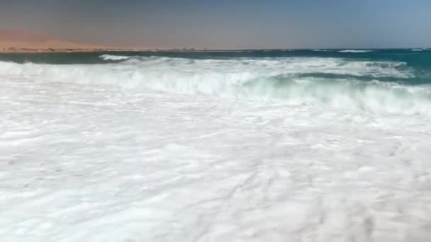 4k Video hoher Wellen auf dem Meer bei windigem Wetter — Stockvideo