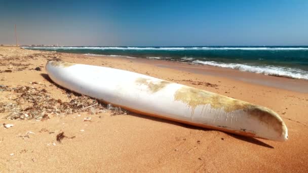 4k видео старого белого деревянного каноэ на заброшенном песчаном морском пляже — стоковое видео