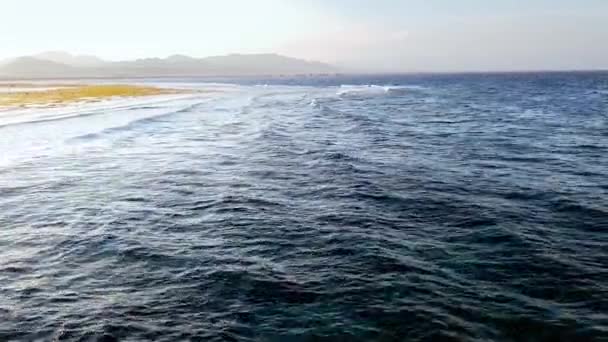 4k video di onde oceaniche che rotolano sulla costa la sera — Video Stock