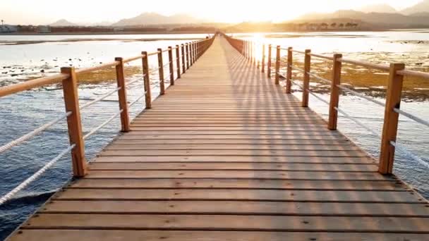 4k vídeo of beautiful sunset over the ocean and long wooden pier — Vídeo de Stock