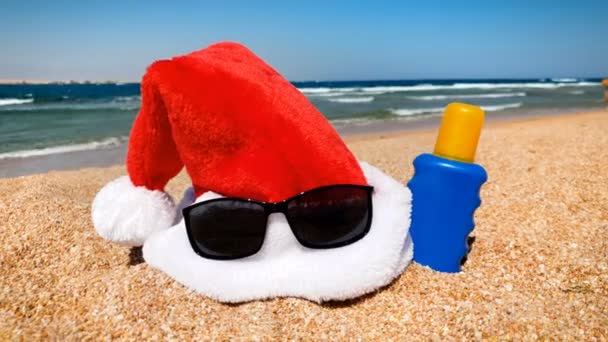 4k filmato di Babbo Natale che giace sulla spiaggia di sabbia. Concetto di celebrare le vacanze di Natale sulle isole tropicali — Video Stock