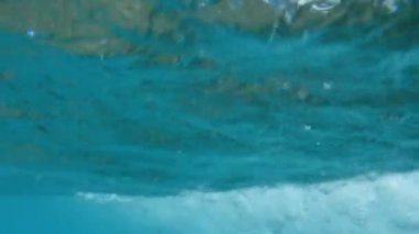 Deniz dalgalarının su altı 4k görüntüleri